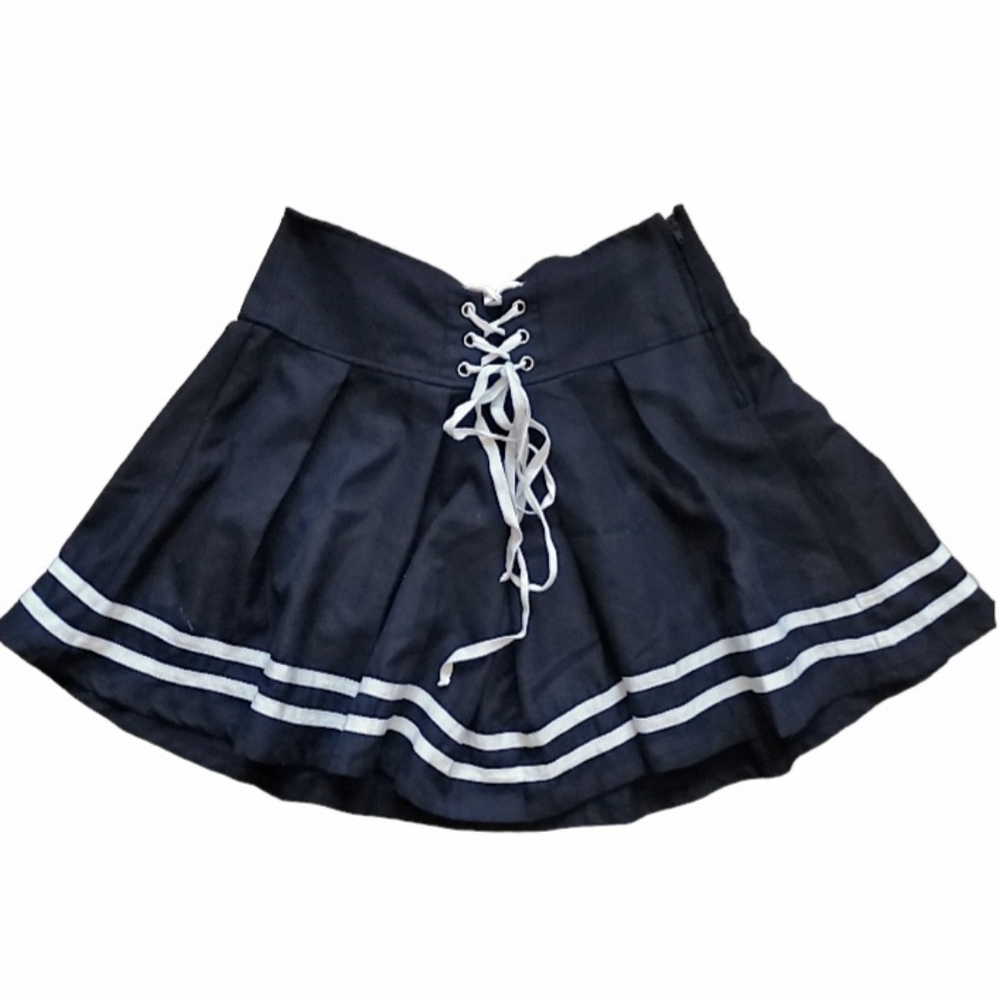 HOT TOPIC black & white lace-up pleated skirt